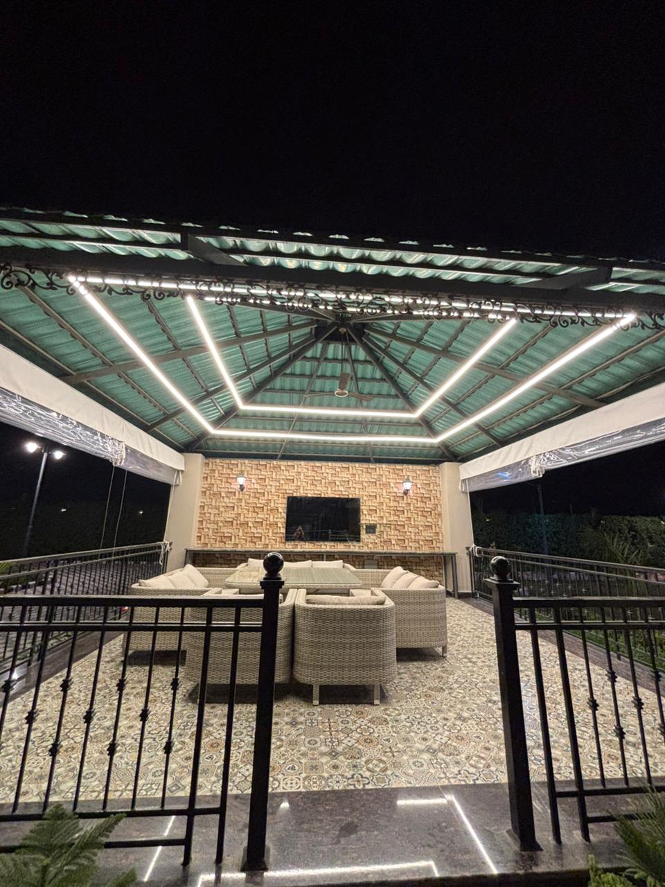 Open-air terrace TV lounge